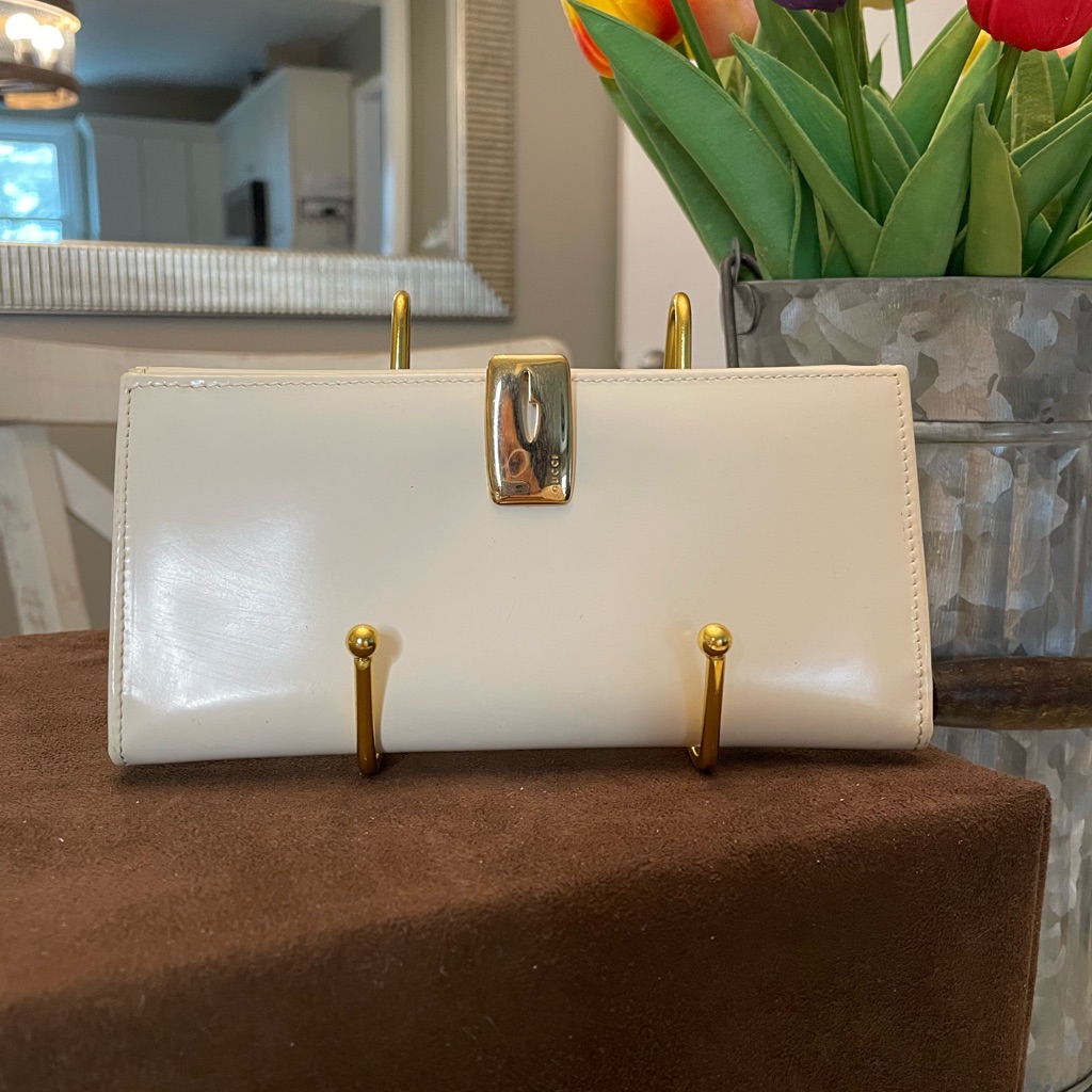 Gucci Off-White Patent Leather Wallet With Elegant Gold Clasp